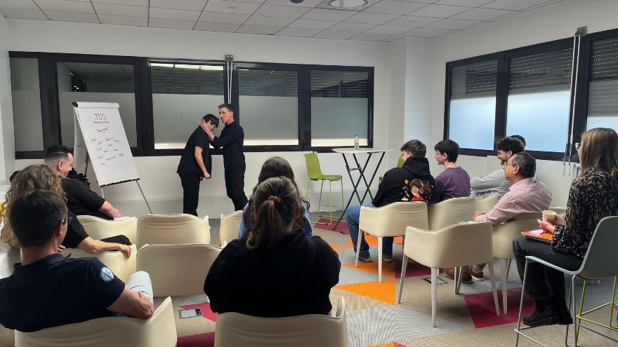 Improvisation et humour pour parler posture professionnelle chez Becton Dickinson